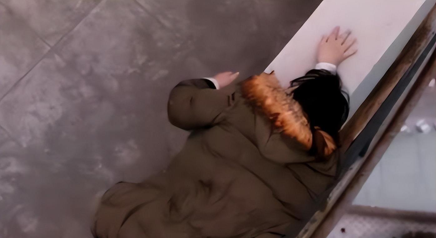 宸插濂冲瓙鎯ㄦ鎴夸腑鍑舵墜娣″畾浣滄,31宀佸コ瀛愯８姝绘ゼ椤舵鎬庝箞鏍蜂簡