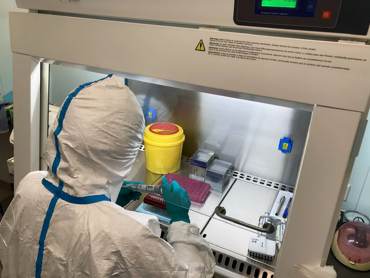 上海男子买个面包成次密接被负压车拉走＂2+12＂隔离