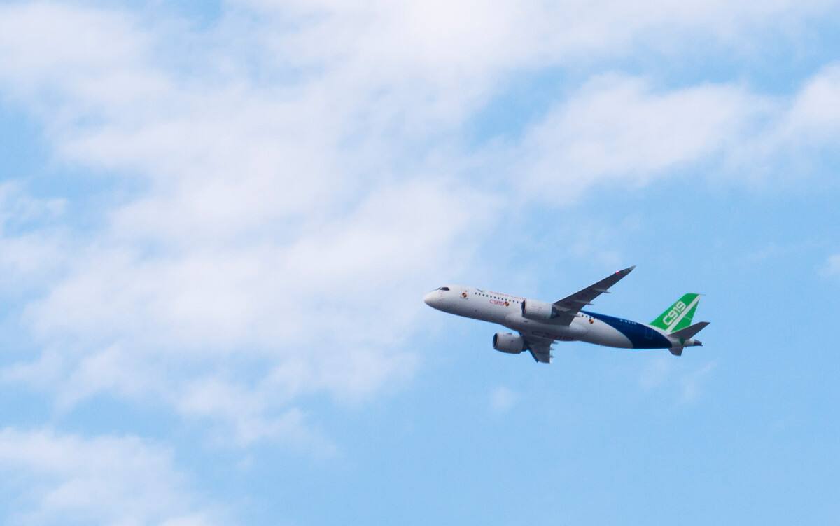 飞机上的秘密：空姐必须穿*袜丝**，禁止自带饮用水，粪便“空投”了