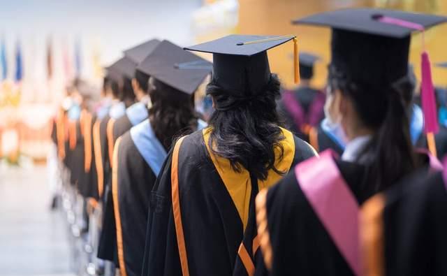 中国利润丰厚的5个合法行业！医疗第三，教育第二，房产不列外