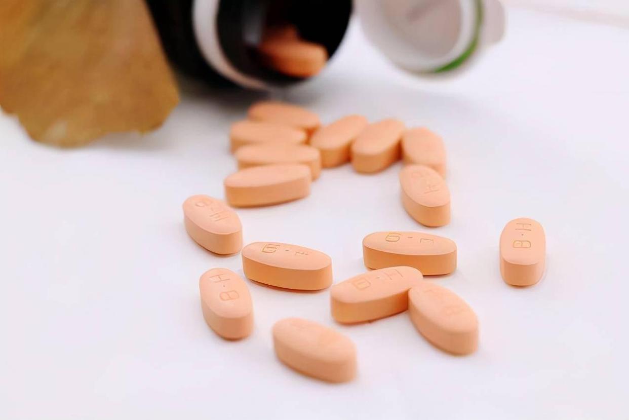 预防脑梗每天吃叶酸多少剂量,56岁女子吃叶酸片的作用与功效