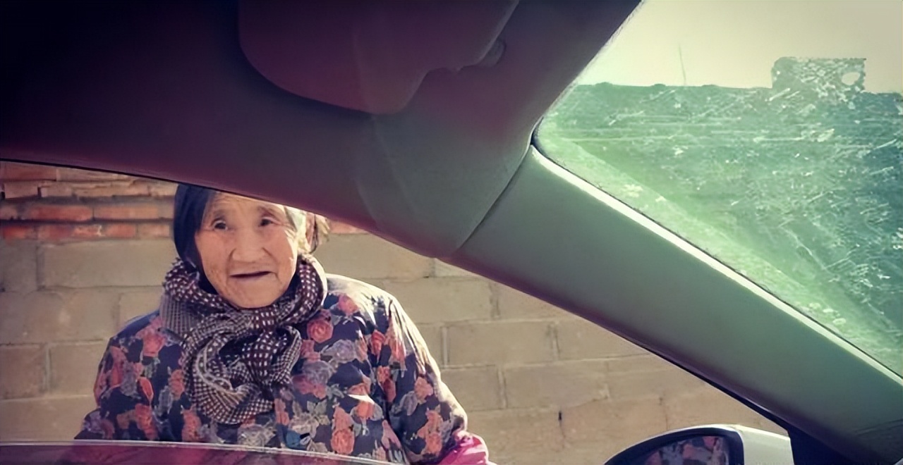 带父母海南过年花20万，婆婆坚持带走垃圾斗，司机：我退600给你