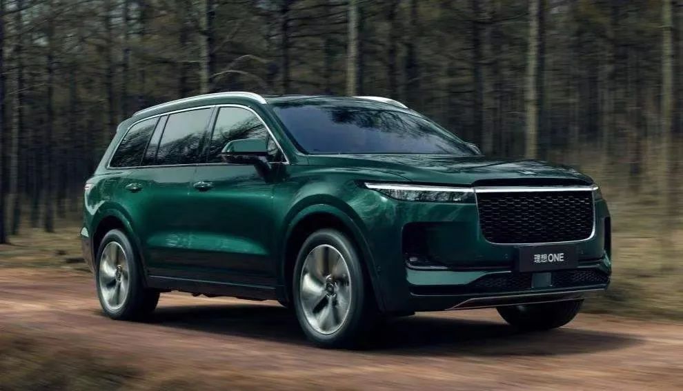 女子超市偷俩榴莲淡定装包带走,女子超市偷榴莲装包带走