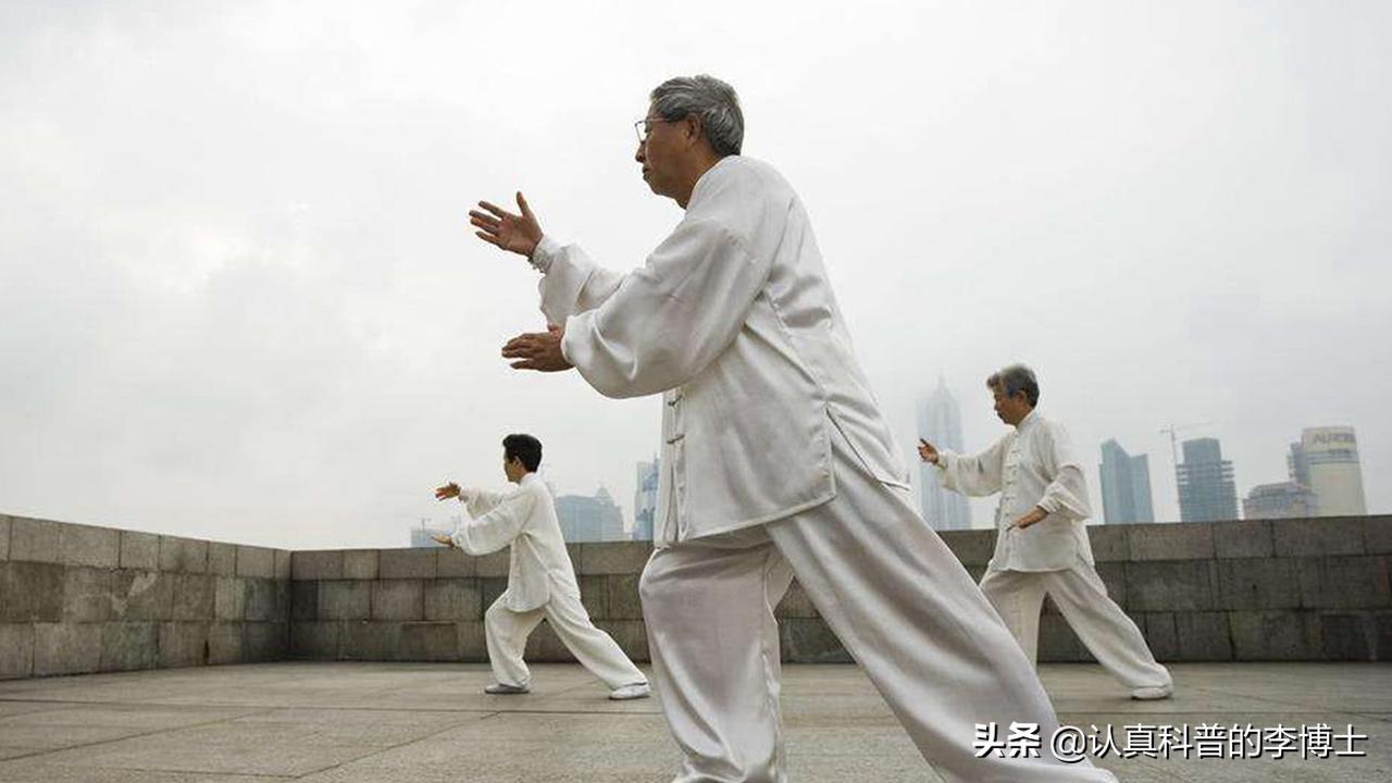 50岁左右饮多少水更为健康,50岁后想防病切记这5种水喝不得