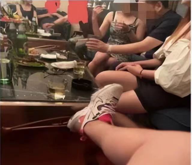 不忍直视！山东国企董事长KTV里点有偿小姐，现场诸多画面爆出