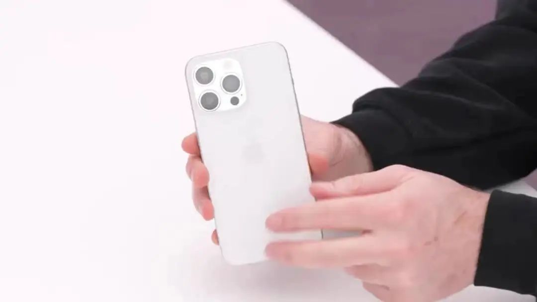 iPhone15「真机」提前上手！颜值炸裂，更薄更耐摔