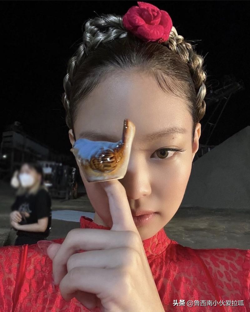 Jennie、BTSV同框照再掀热议!网友发现同款手链认定热恋中