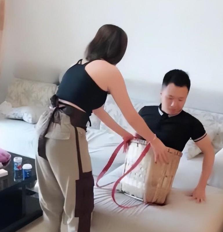 “连体夫妻”走红后，无腿丈夫抛妻弃子另寻新欢，如今生活怎样了