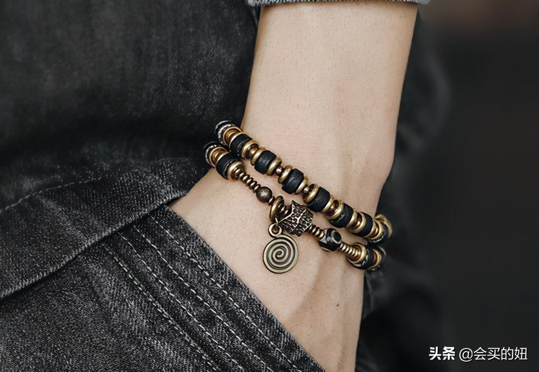 中年男人戴什么配饰不油腻,中年男士最显示气质的配饰