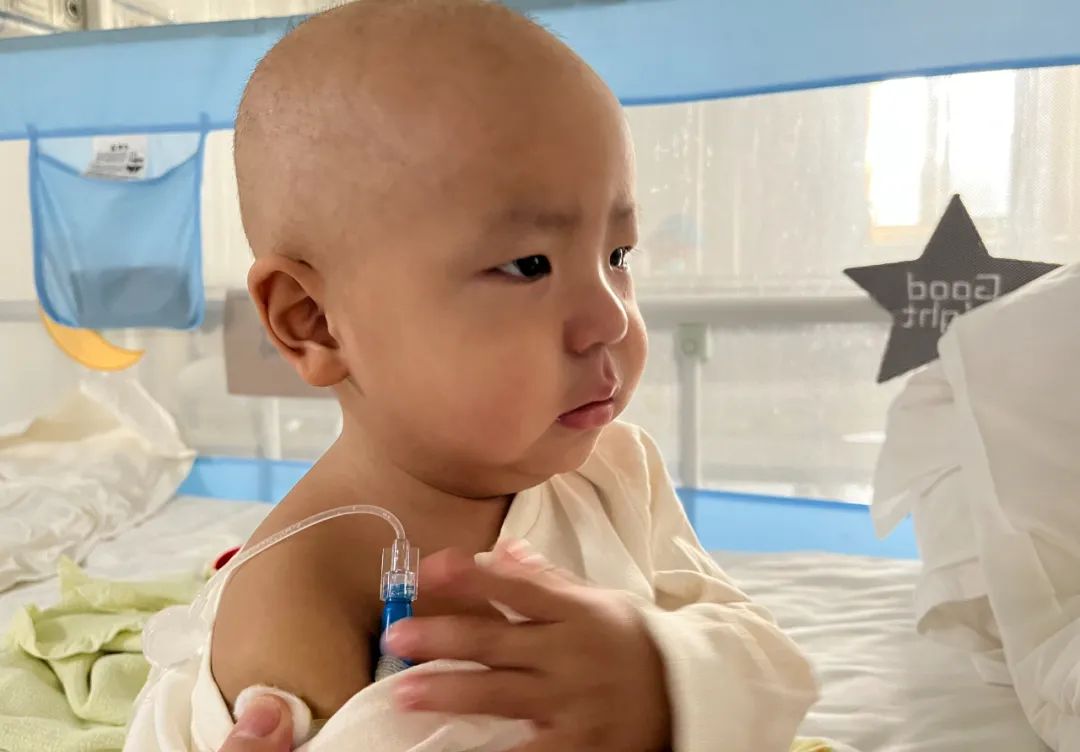 小孩身上长了一个大脓包是什么,男童白色小脓包