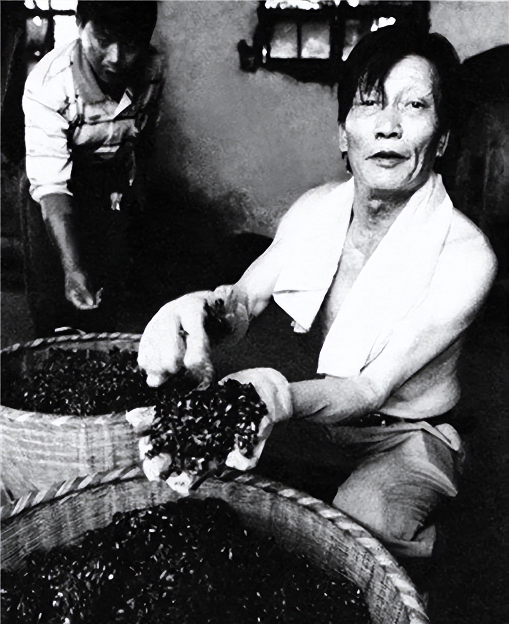 1976年男子靠卖瓜子成为百万富翁惹争议，*小平邓**得知后：先放一放