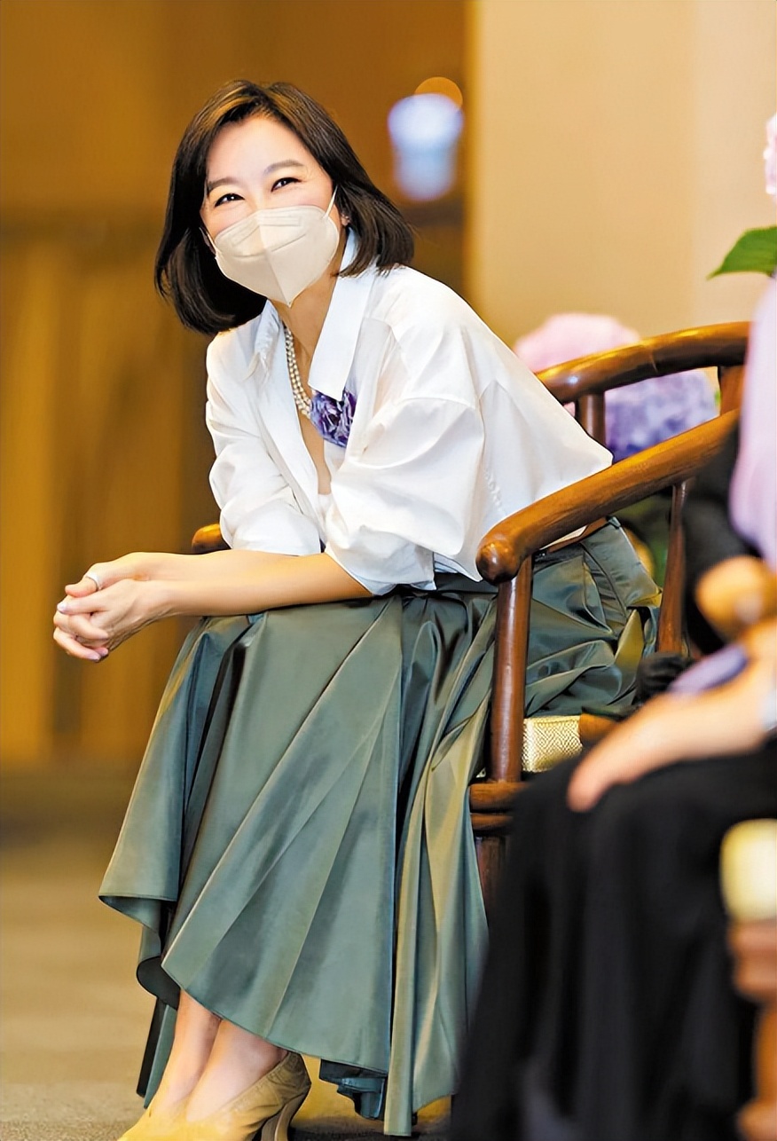 香港大亨不敢惹,50岁活成冻龄,小奶狗高喊林青霞“姐姐娶我”