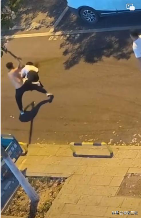 女子与男友争吵遭棍打后续原因,真实女子与男友争吵遭棍打后续