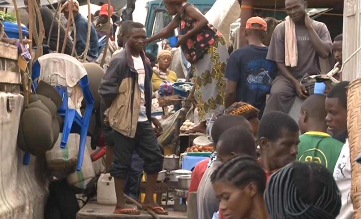 穷国地狱之船！无水无电无厕所，2000人挤爆还在上面生孩子