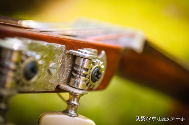 调节吉他弦高的方法，提高弹奏的舒适度和音色