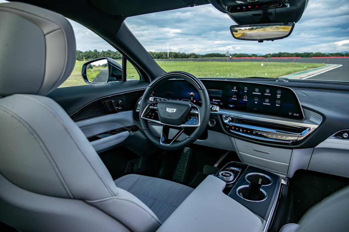 凯迪拉克lyriq2022年国内价格,凯迪拉克LYRIQ锐歌四驱高性能版