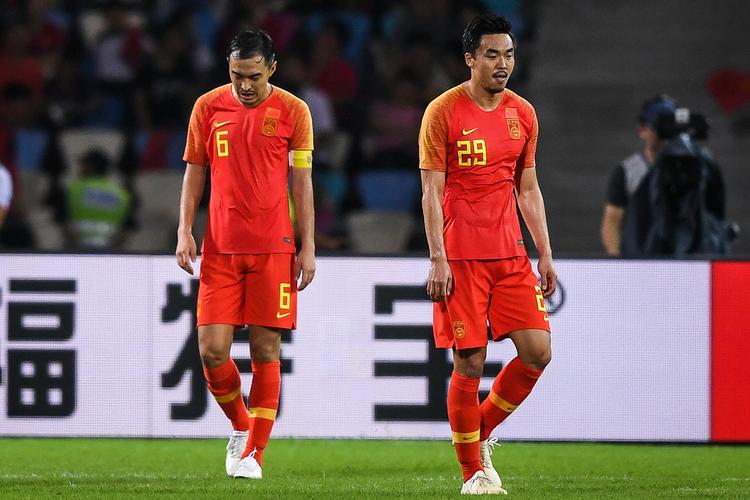 顶薪降至300万嫌少，球员*制抵**，陈码头没辙，国足都没钱请外教