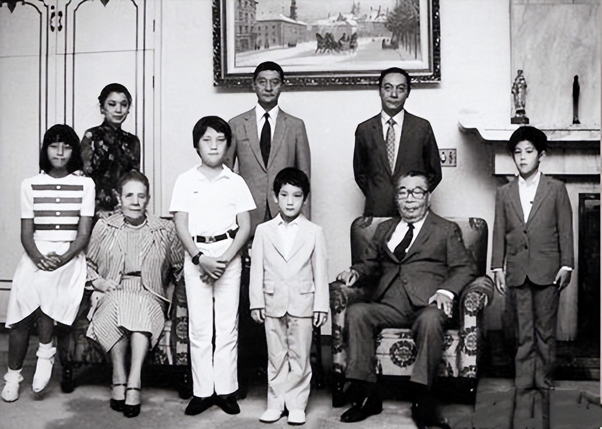 蒋介石的陵墓有多惨？子孙哭着要给他迁葬