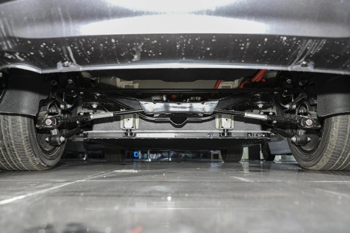 零跑c01不负众望超强性能广受好评,买深蓝还是买零跑c01