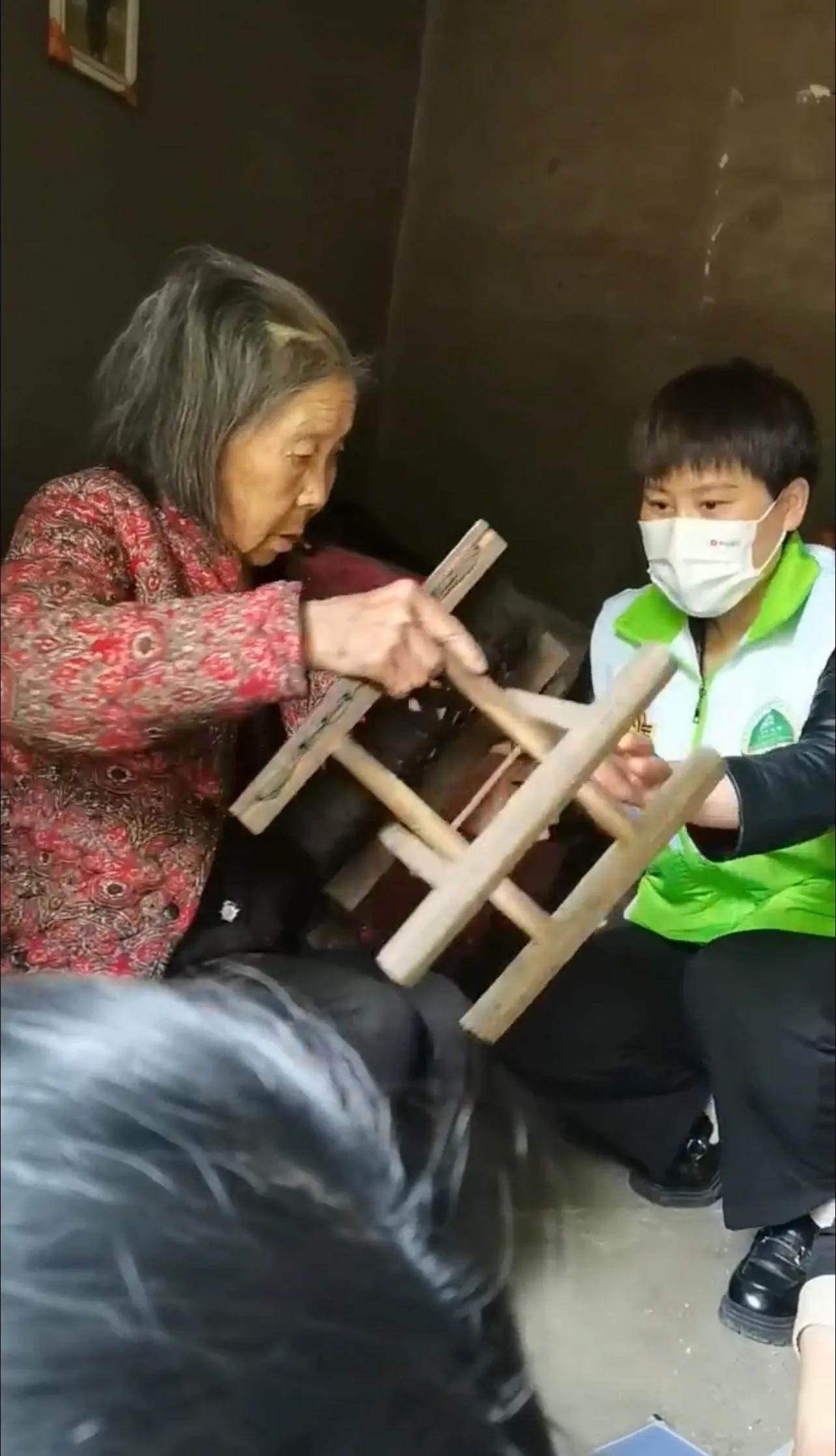 公益接力救助空巢老人我们在行动 (警民暖心救助空巢老人让老人安心)