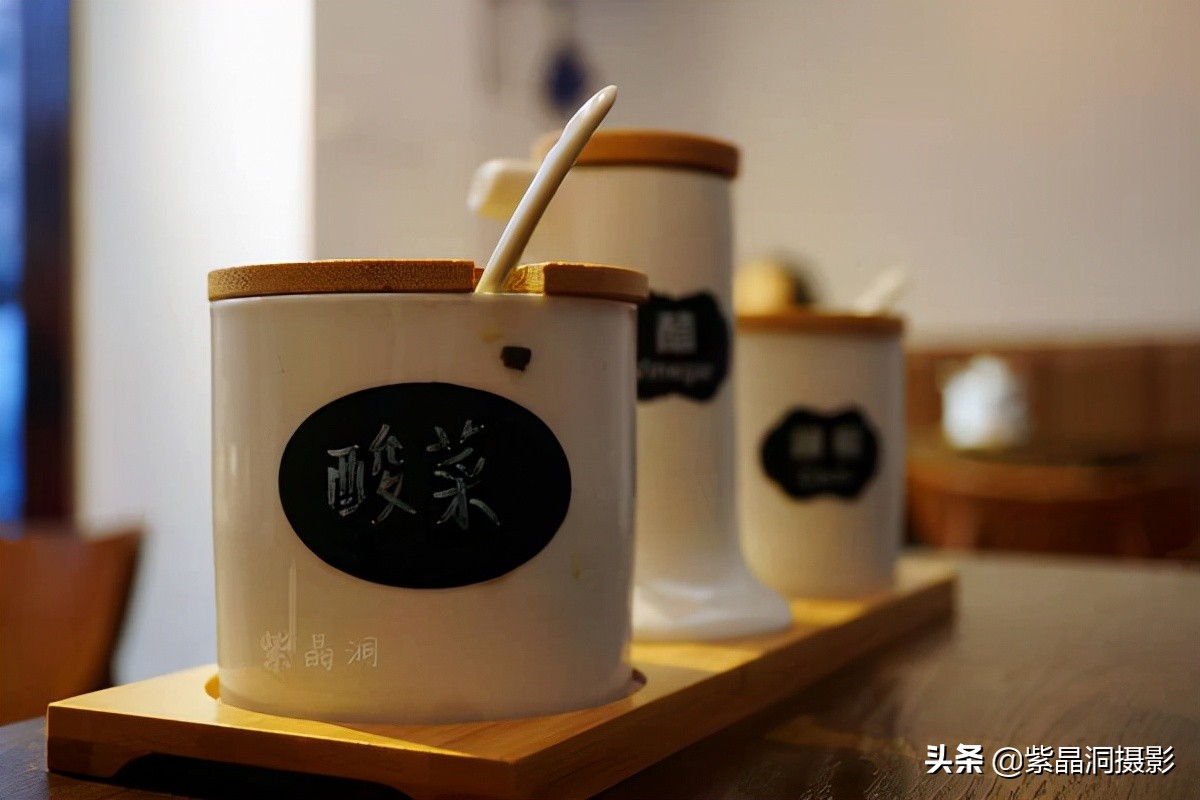 几张桌子的小店,只有4张桌子的长方形小店