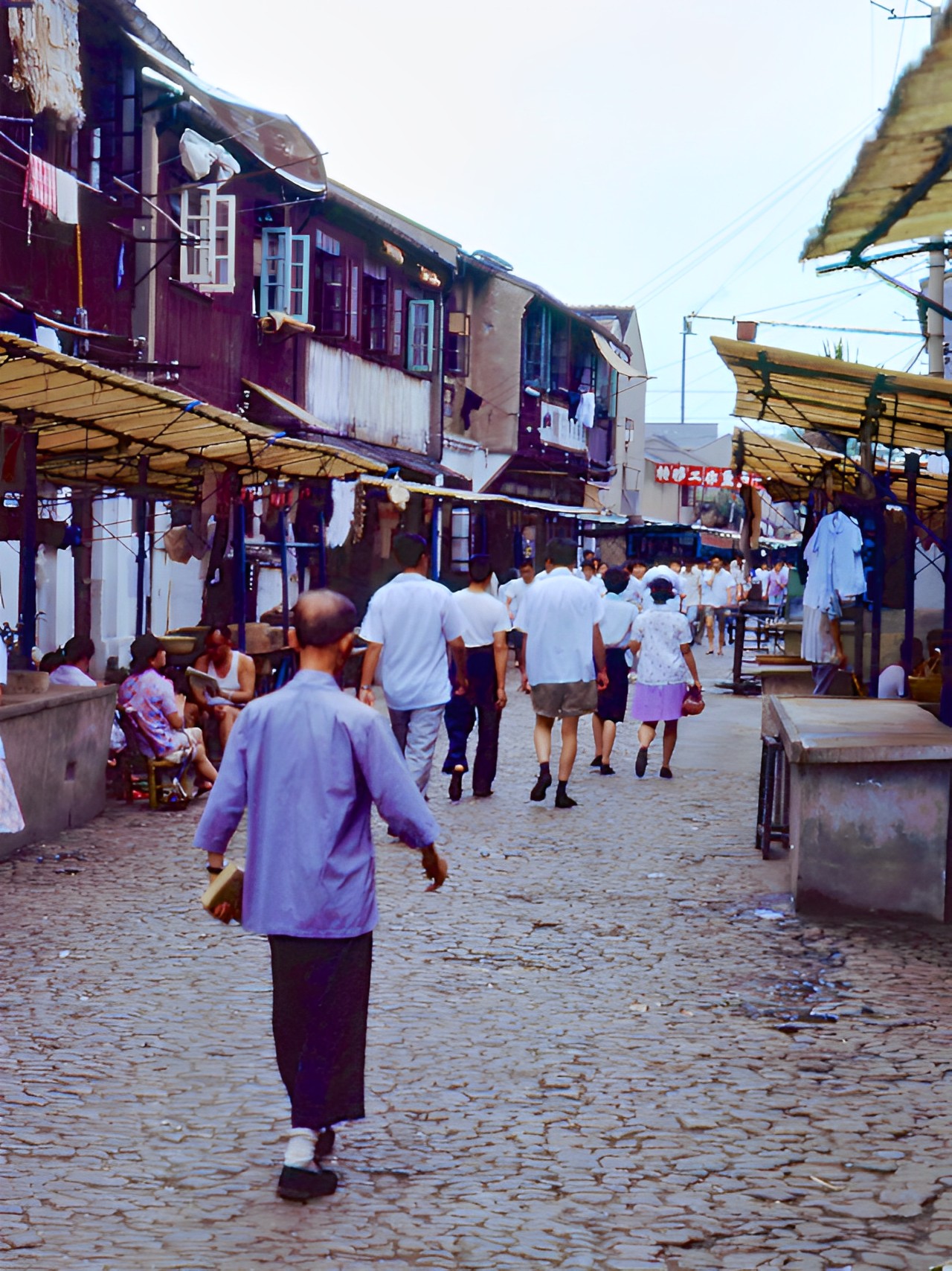 八十年代的上海老照片,踩在东海沿岸闪耀着无与伦比的繁荣骄傲