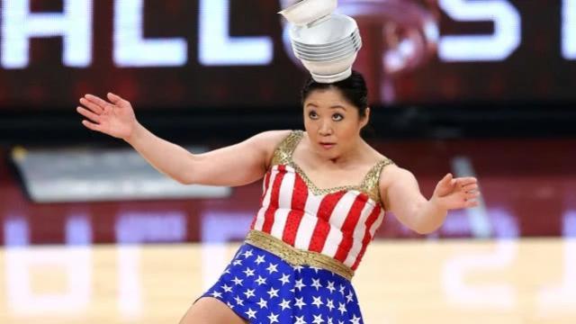 1米53大妈闯NBA爆红！不靠广场舞凭着一绝技表演5分钟日入两万元