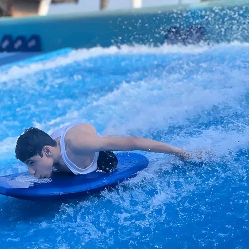 卡塔尔世界杯开幕式那个人是谁,卡塔尔世界杯没有腿子的男孩