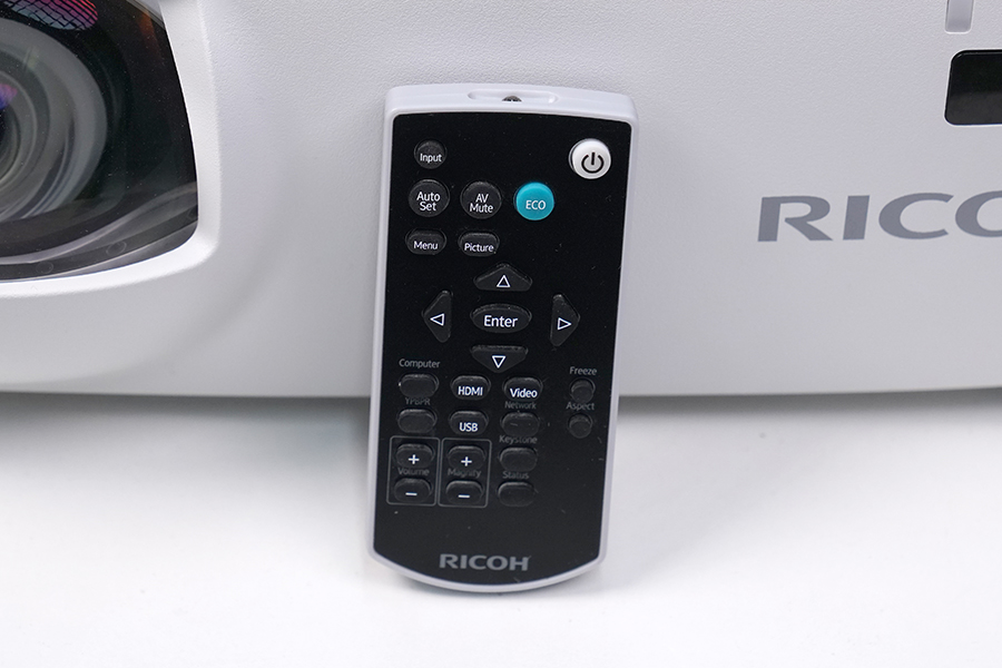 兼顾高亮度和0仰角超短焦,理光RU226ST商务投影仪上手评测