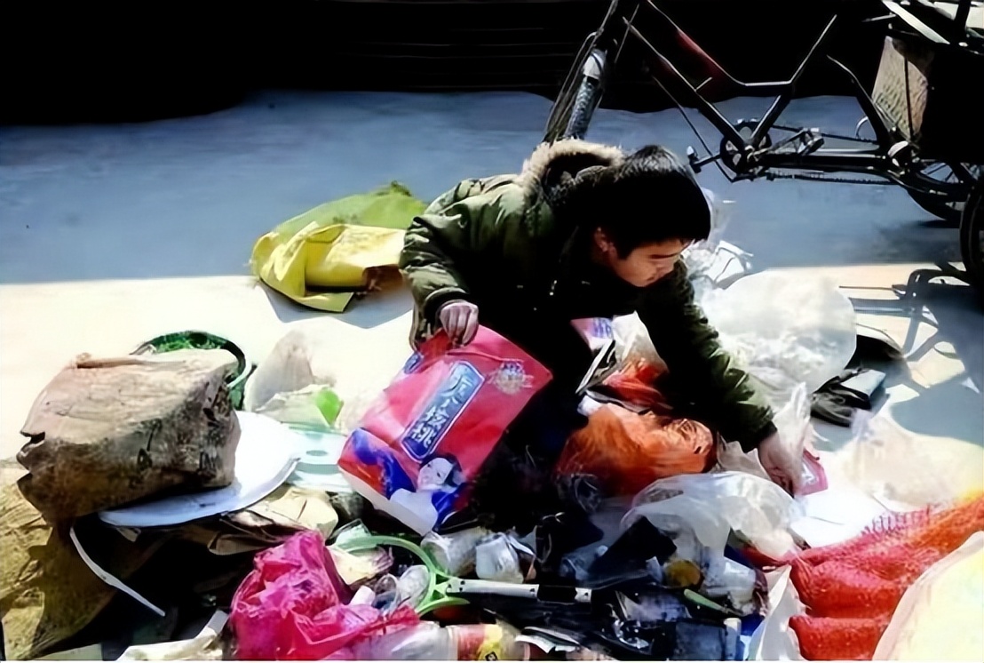 父债子偿父亲还在世,父母相继过世11岁男孩替父母还债