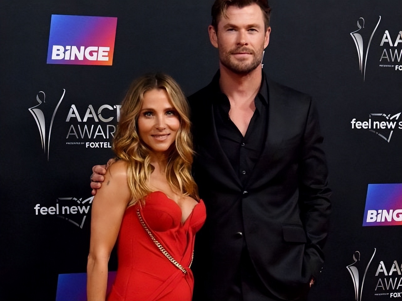 “雷神”和家人海中玩耍，46岁爱妻惹眼，紧致的小短腿肌肉满满