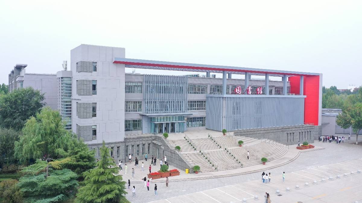 鐕曚含鐞嗗伐瀛﹂櫌鏁欏姟,鍚嶆牎鏉ヤ簡鐩存挱鍥為【