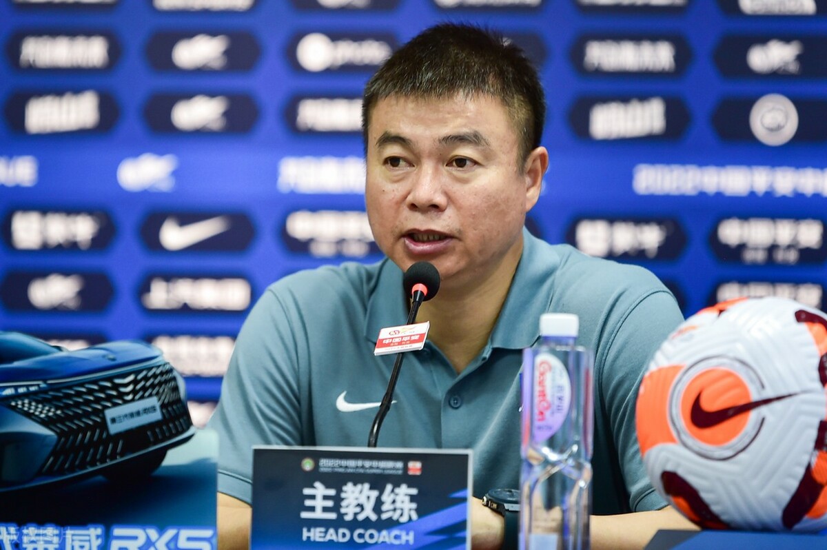 保级队首胜重大改判，无视VAR介入提醒，中超昏哨纵容国脚逃红牌