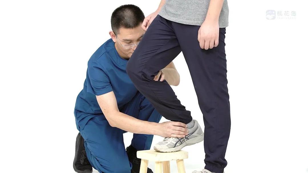 脑梗偏瘫走路脚后跟不着地,脑中风偏瘫患者正常行走步态