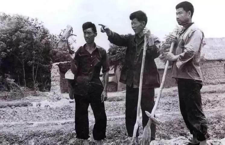 广为宣称的“劳动英雄”吴满有，曾让*德朱**、毛主席大为赞扬，为何