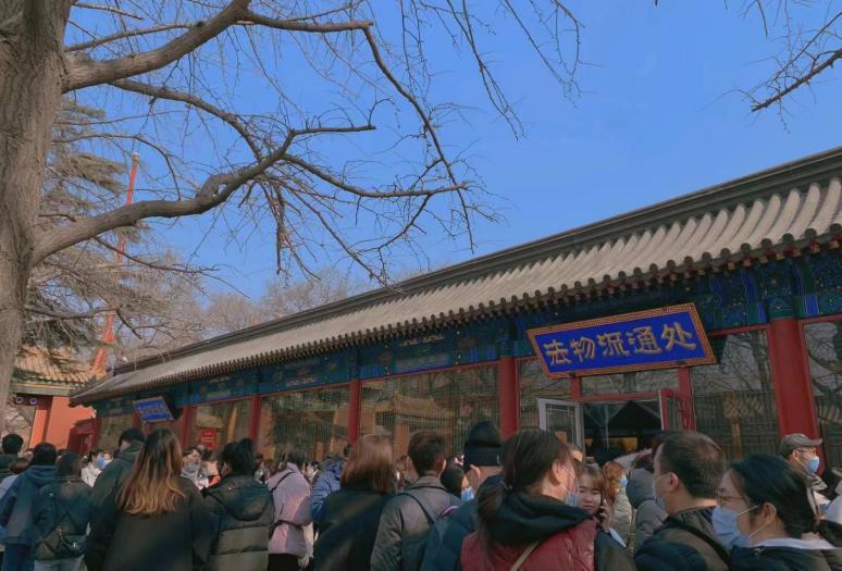 鐒﹁檻鐨勫勾杞讳汉鑱氶泦鍦ㄩ泹鍜屽,鐒﹁檻鐨勫勾杞讳汉