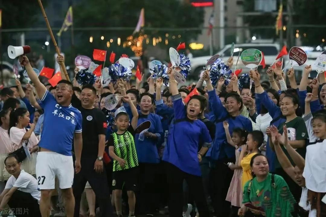贵州村超爆火引发热议,贵州“村超”火出圈引热议