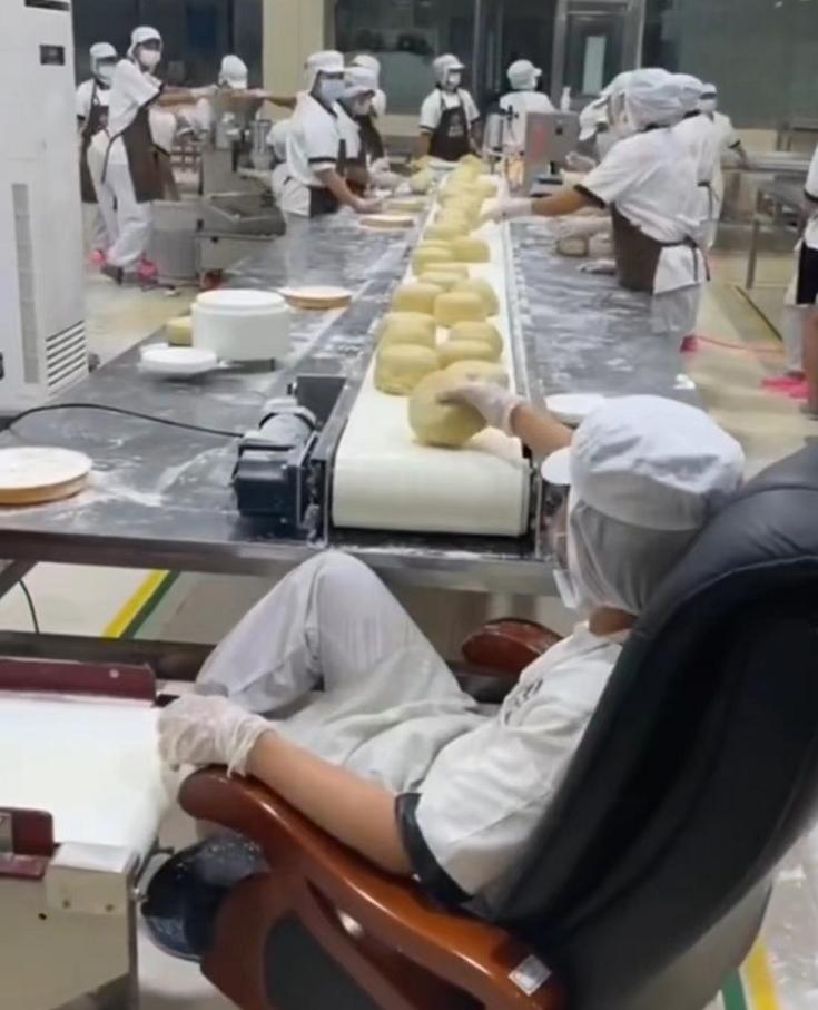 大学毕业后，不如去月饼厂混日子？一段内部视频流出引发羡慕