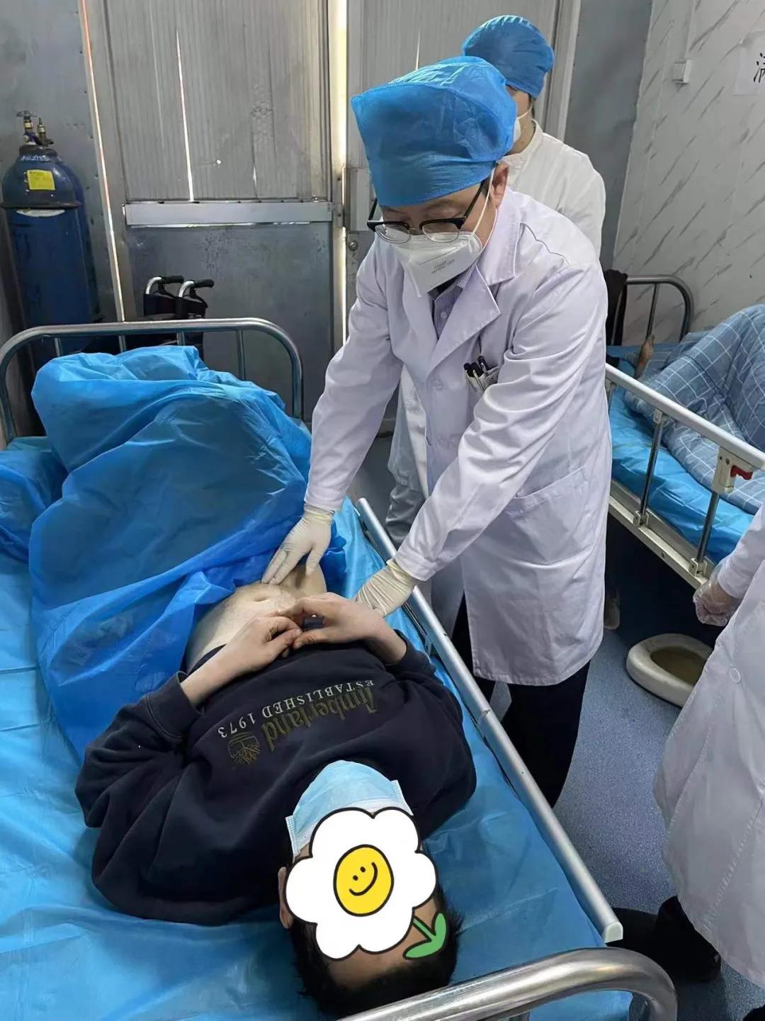 疫情之下所有在一线的医务人员,疫情下无陪护病房里的温暖