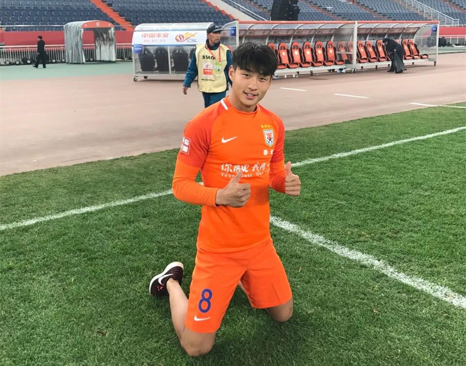 武磊新消息上港,中国足球小将启程央视新闻