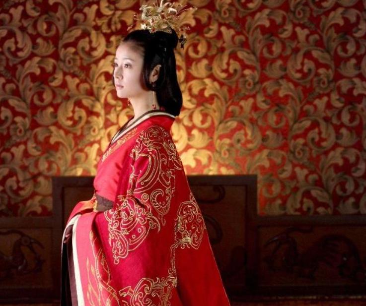 古人衣摆很长，经常拖在地上，他们不怕把衣服弄脏吗？答案很简单