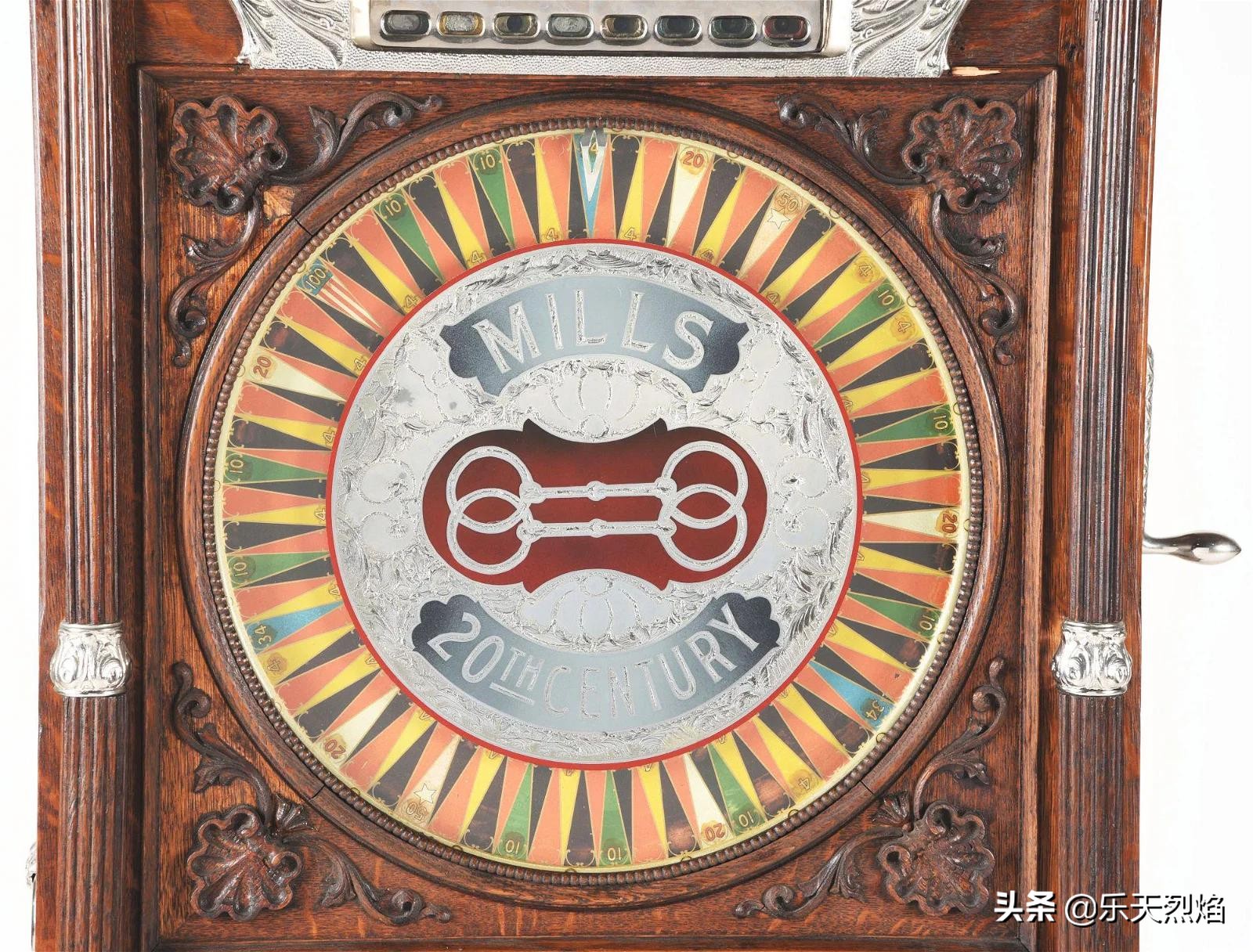 1895年——查理·费发明第一台商业老*机虎**