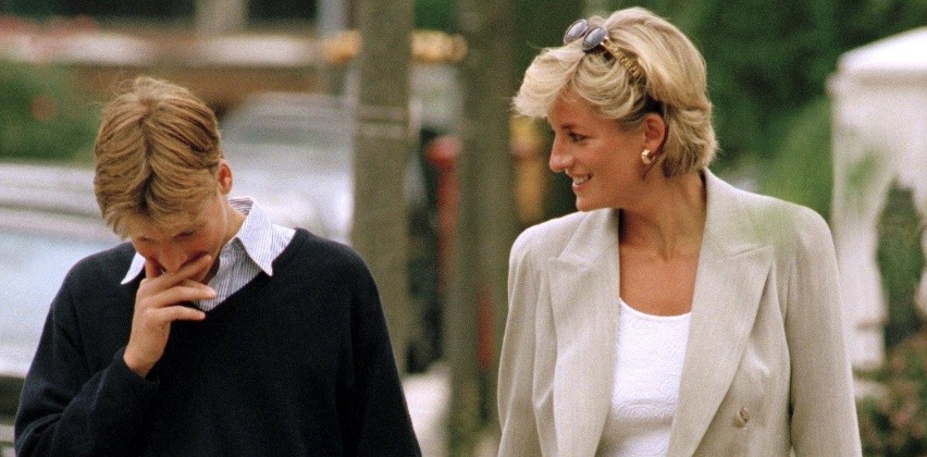 戴安娜离婚时候威廉多大,戴安娜离婚后还保留王妃头衔吗