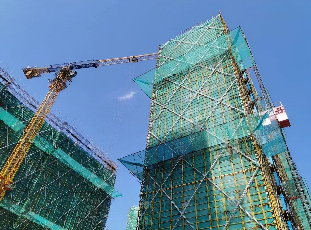 28岁工人被砸到脑袋后续,28岁工人被砸中脑袋