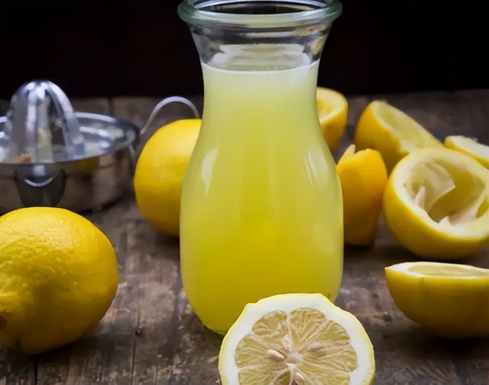 柠檬泡水喝的两大禁忌,柠檬泡水喝的禁忌和副作用