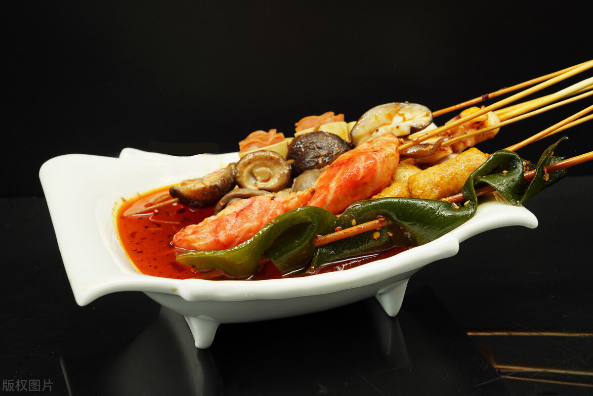 重庆老板卖麻辣烫,“啤酒免费不要钱”,半年盈利35万,策略牛