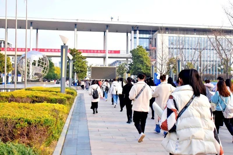 10年暴增66倍，1114万人报考，已成无用证书的教资，为何还那么火