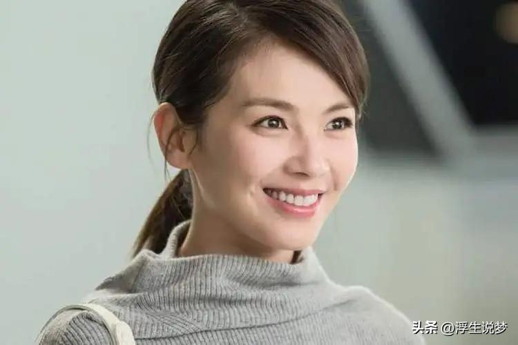 助理伺候明星跪下打伞,助理跪下伺候明星洗脚穿鞋