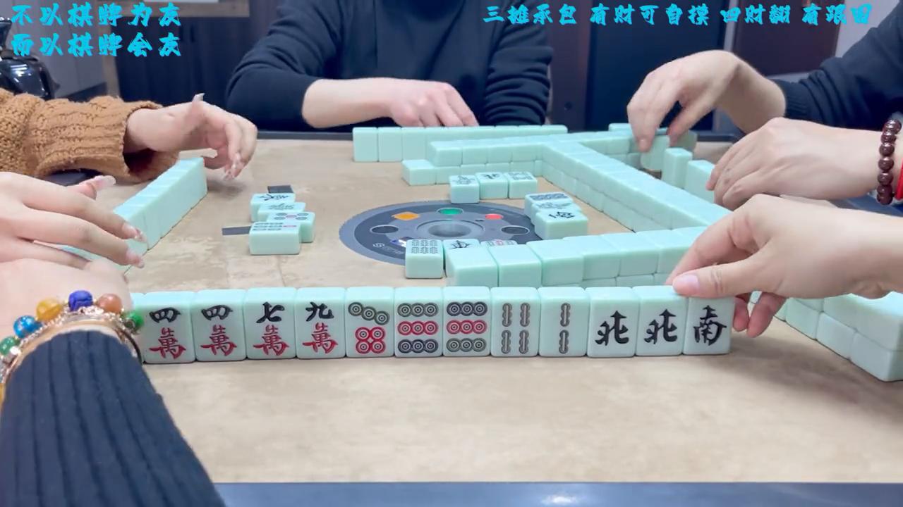 这样的手牌你会怎么打？熊猫位摸到一手烂牌，你会如何操作