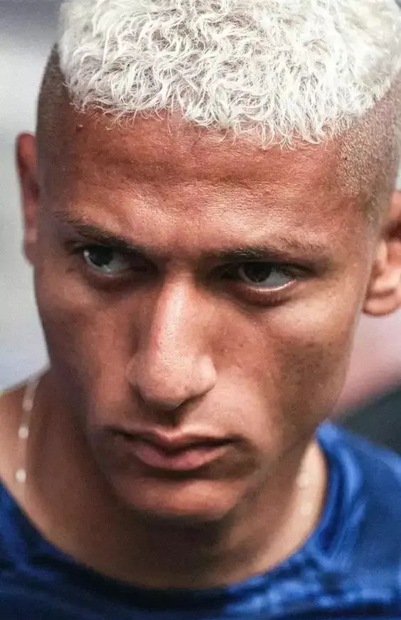 巴西17岁足球天才横空出世,巴西贫民窟励志小伙